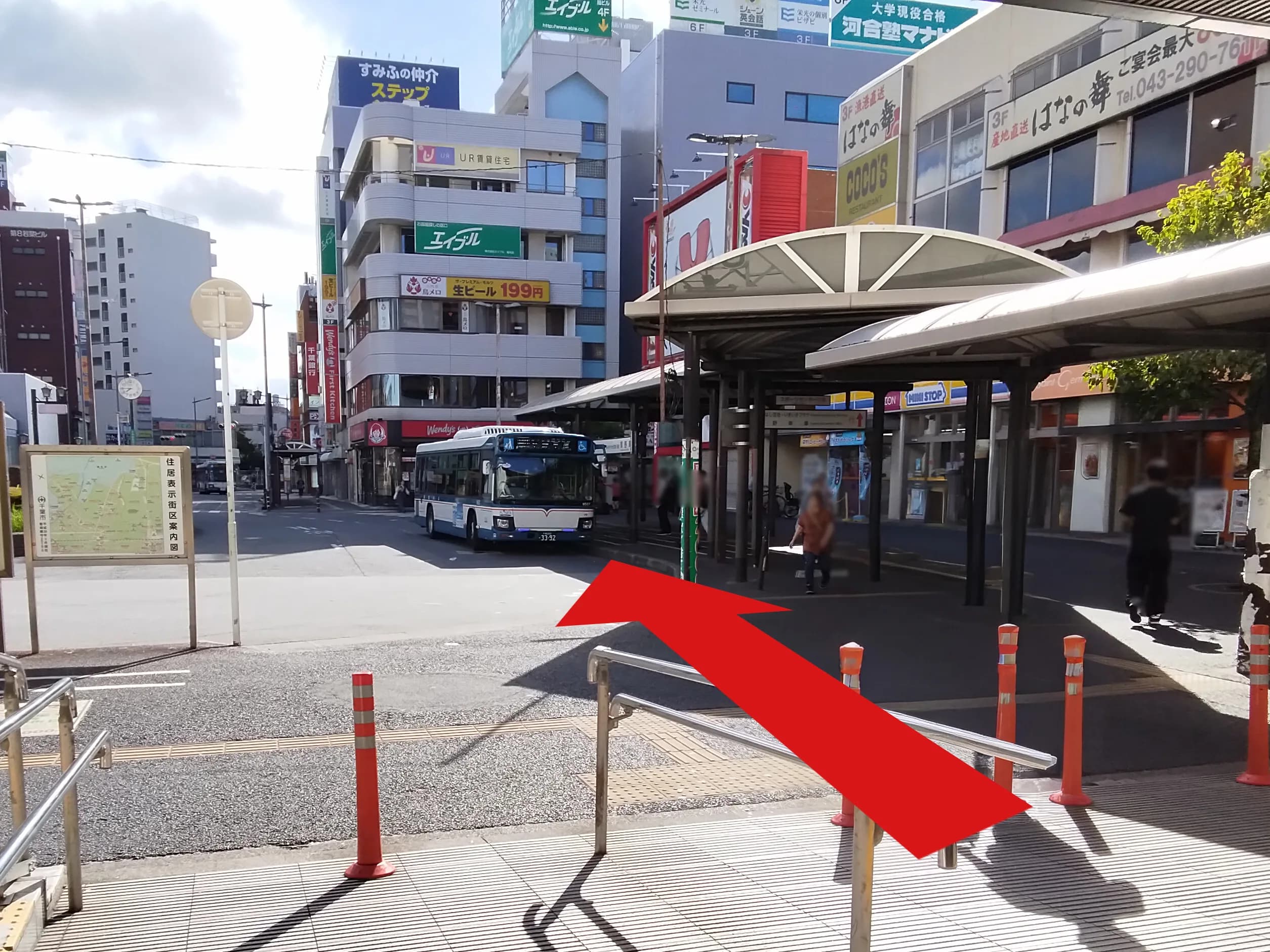 イオン稲毛店への道順 3: 直進