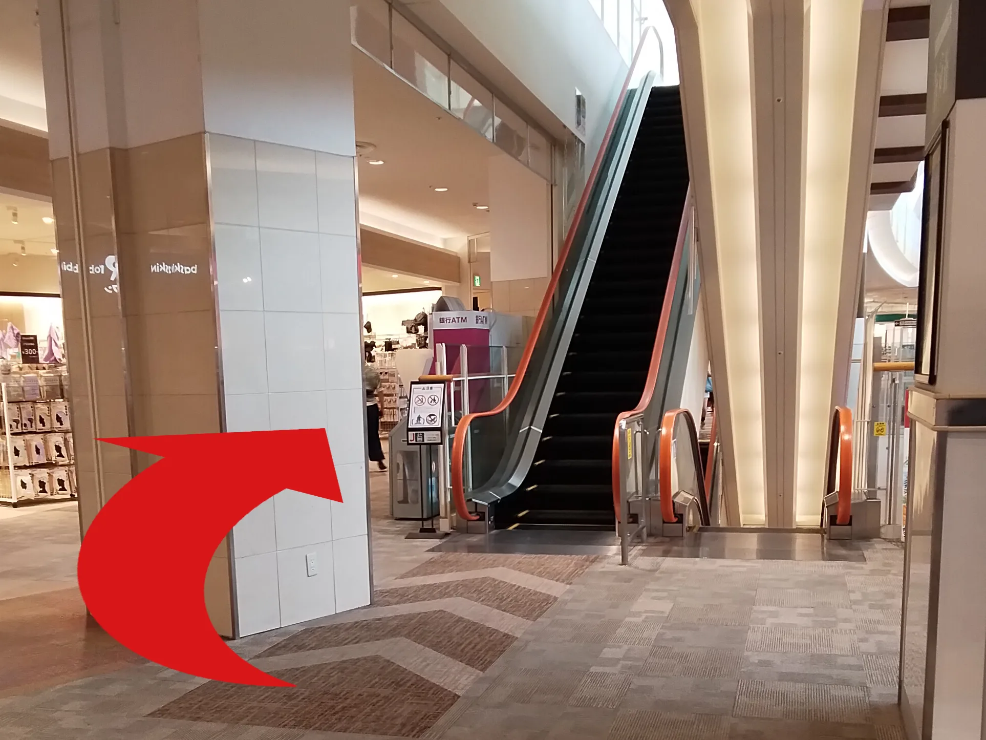 イオンモール千葉ニュータウン店への道順 4: 3F 通路