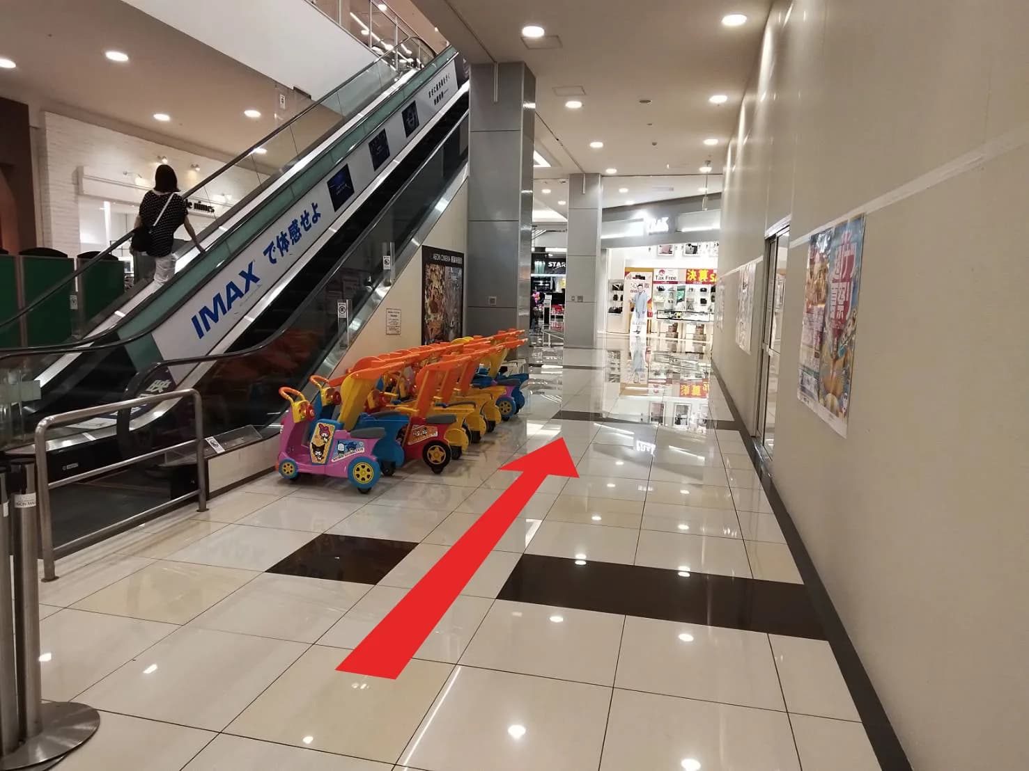 イオンモール福岡店への道順 1: 1Fエレベーター写真arrow