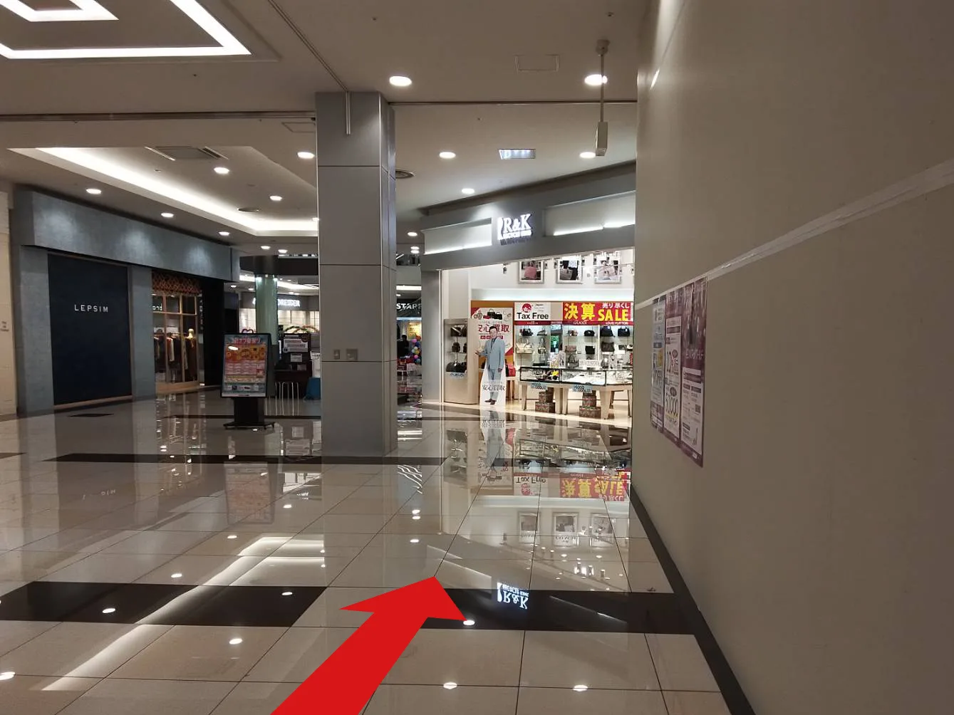 イオンモール福岡店への道順 2: 1F通路写真
