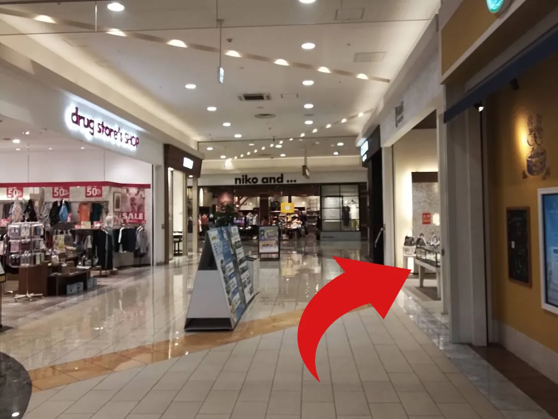 イオンモール日の出店への道順 2: 入って50m程直進、右手に当店