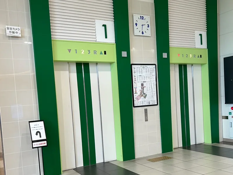 イオンモール各務原インター店への道順 2: 1Fエレベーター写真
