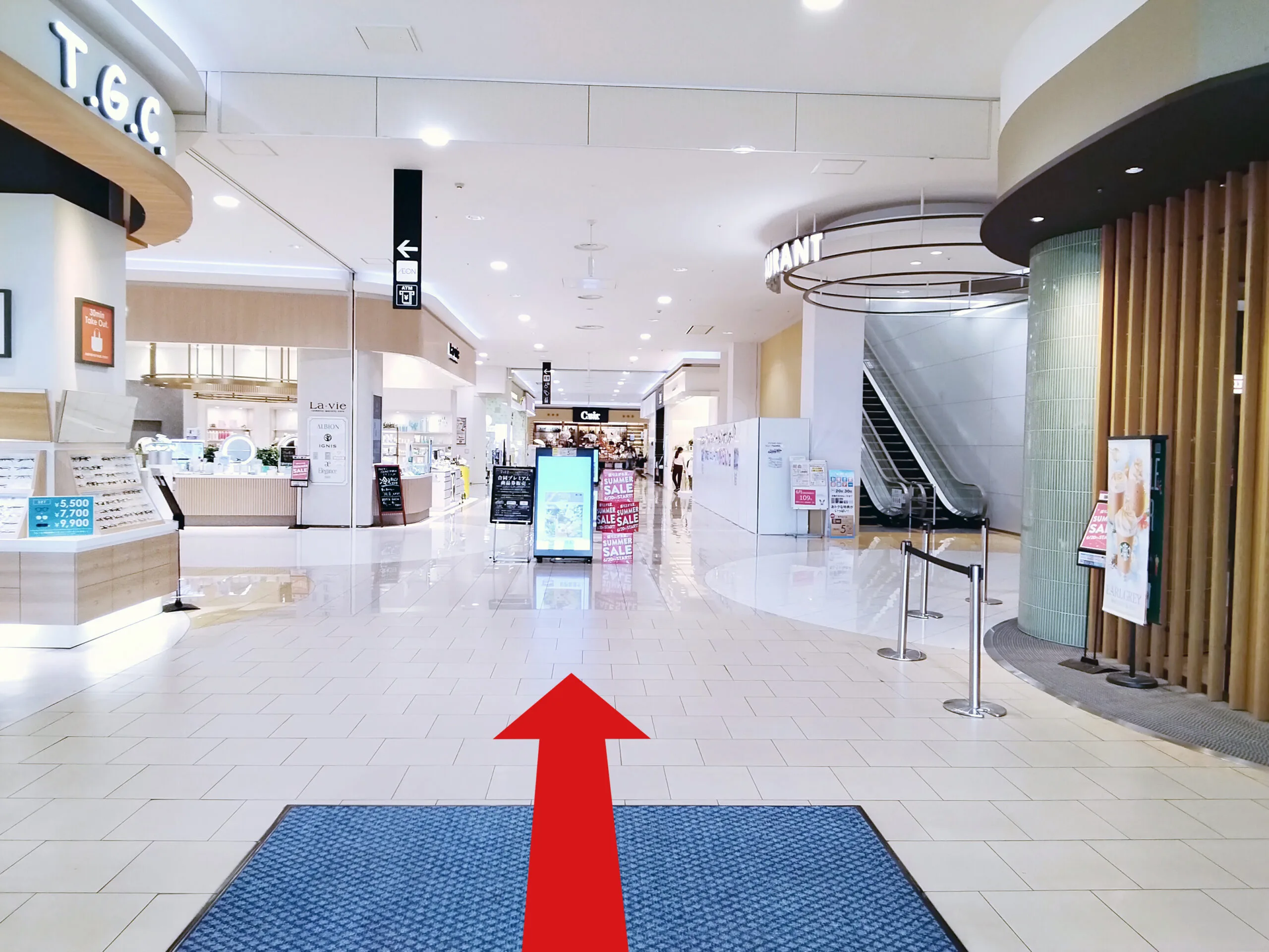 イオンモール都城駅前店への道順 2: 入口から直進写真
