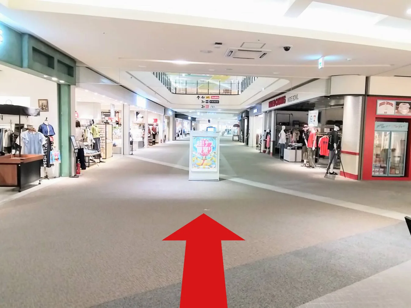イオンモール岡崎店への道順 4: 2階フロア写真まっすぐ進む