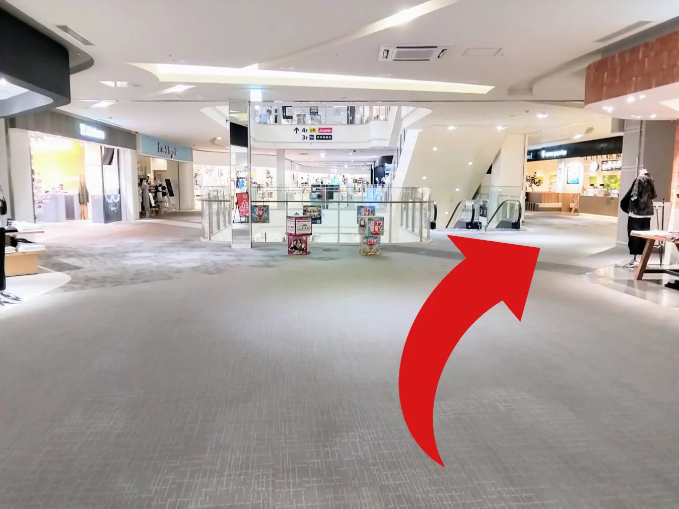 イオンモール岡崎店への道順 6: 2階、突き当たり写真右ほ方へ