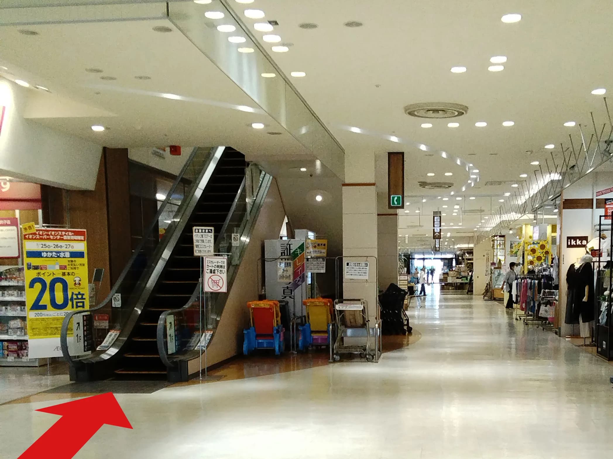 江釣子パル店への道順 2: 1階エスカレーター写真