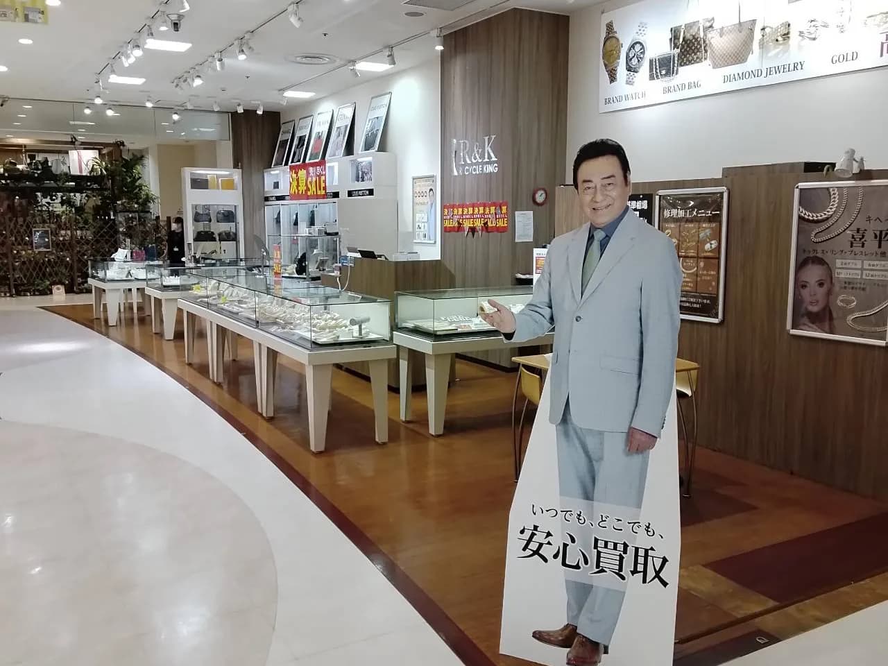 イーラde沼津店への道順 5: 左側にリサイクルキング