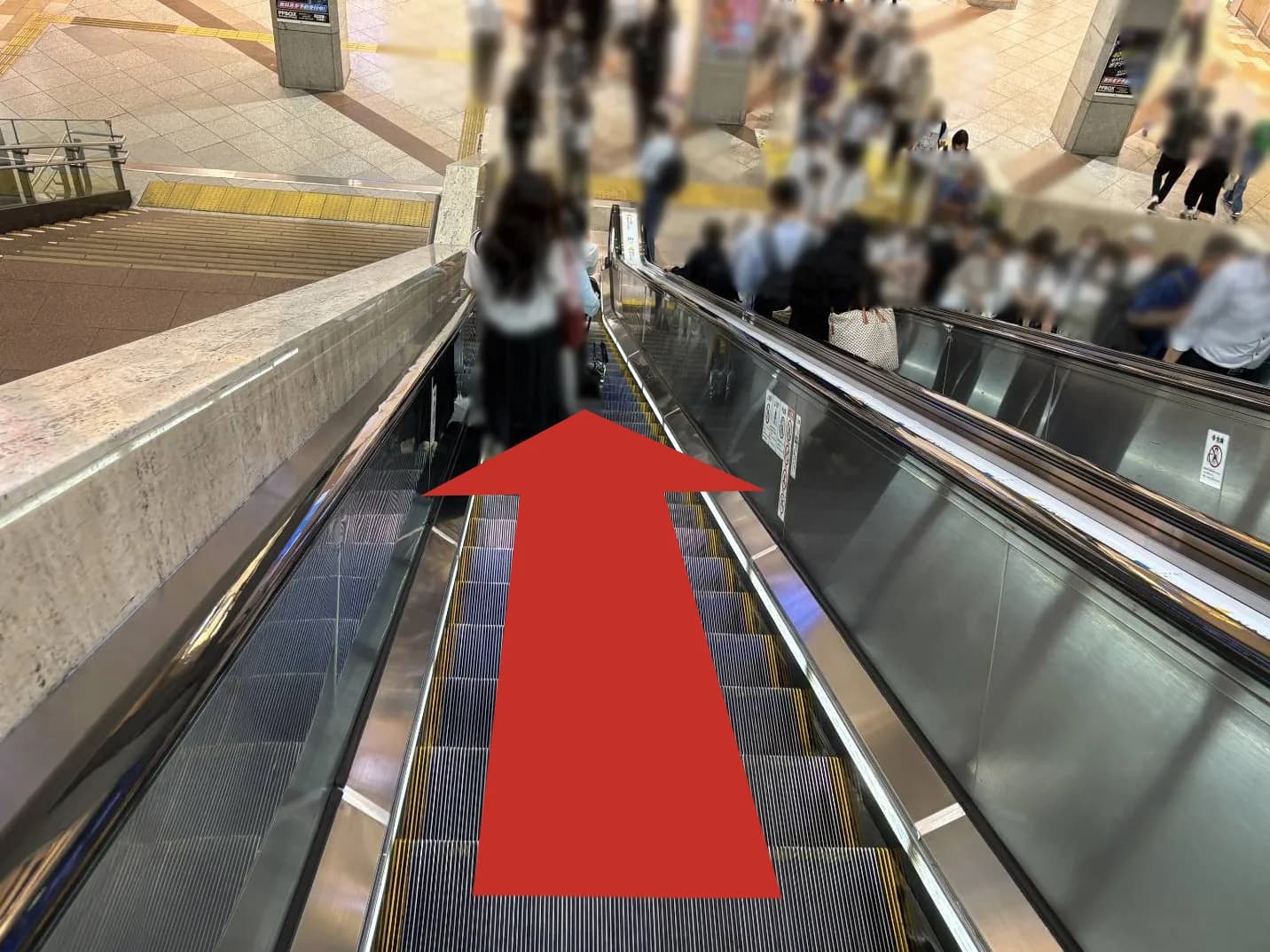 川崎アゼリア店への道順 2: エスカレーター写真
