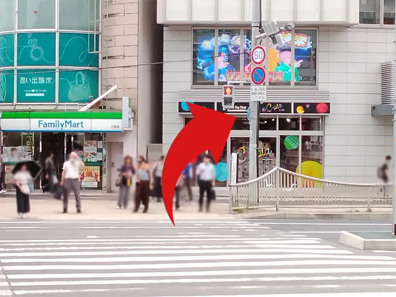 神戸三宮店への道順 2: 横断歩道 正面ファミリーマート