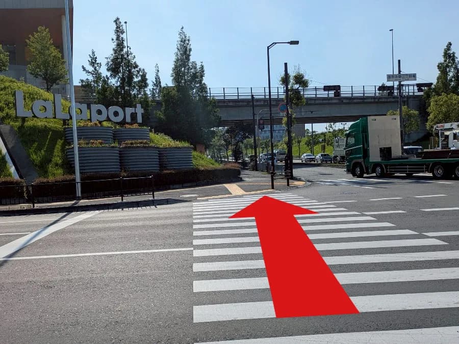 ららぽーと和泉店への道順 2: 横断歩道 バス停から