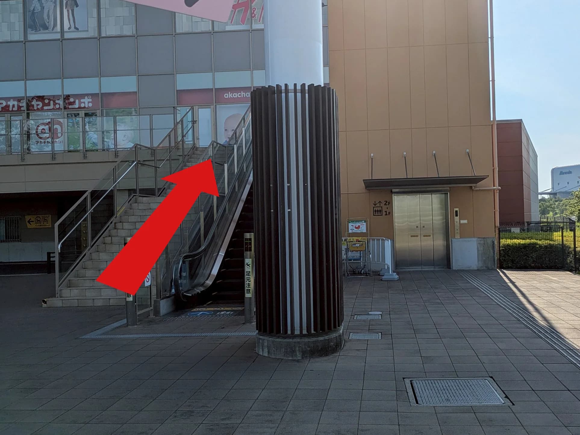ららぽーと和泉店への道順 5: 上がった場所 バス停から