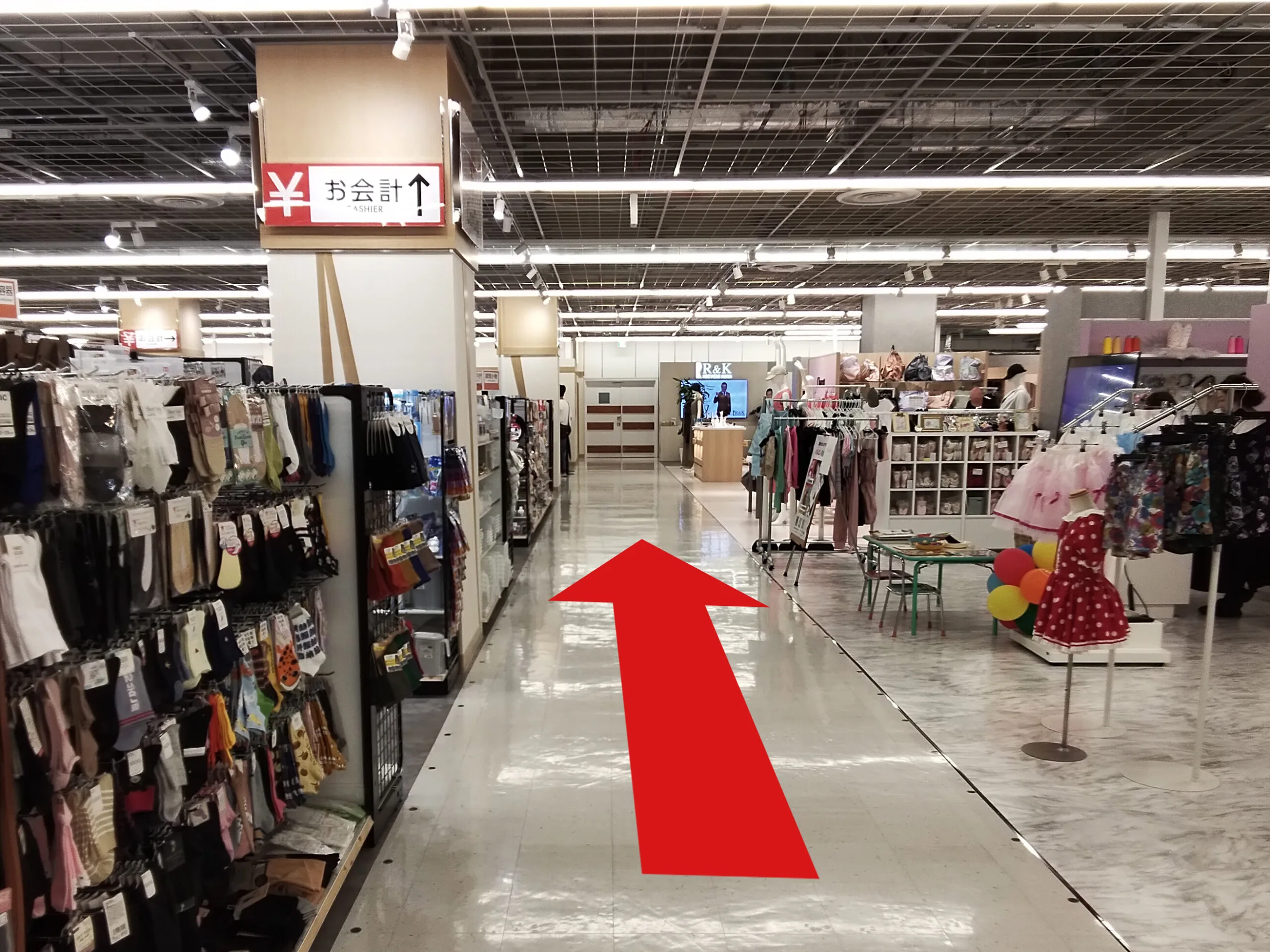 小田急町田店への道順 4: 右手Ballerina、左手Can-Do