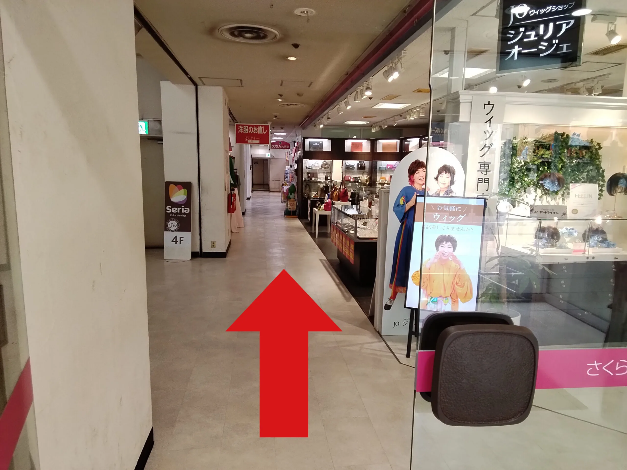 さくら野八戸店への道順 2: 入口ドア開けた写真