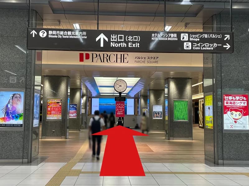 静岡店への道順 2: 地下に向かう階段手前の時計写真