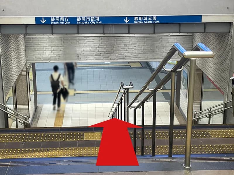 静岡店への道順 3: 地下に向かう階段写真
