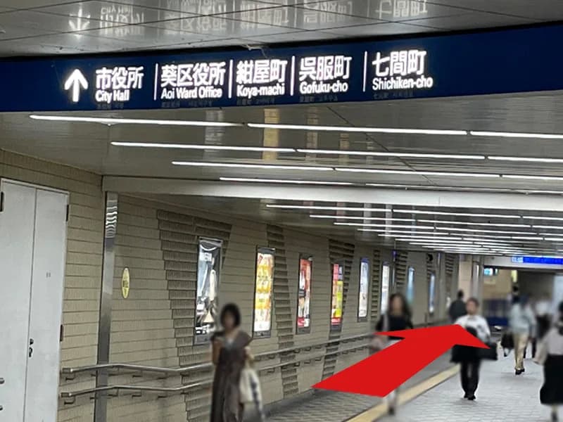 静岡店への道順 5: 左方面の通路の写真