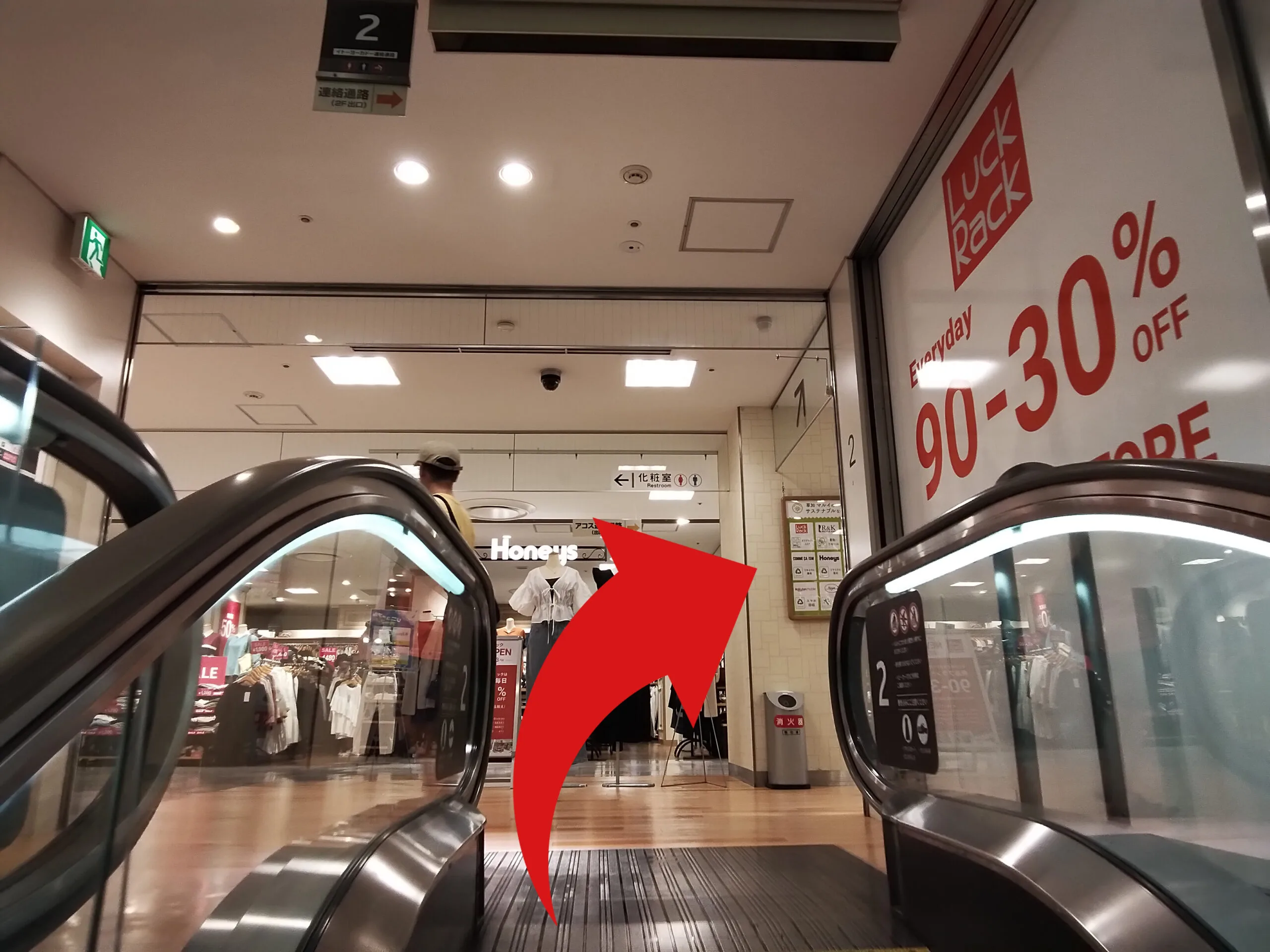 草加マルイ店への道順 4: 柱奥に店舗が見えている