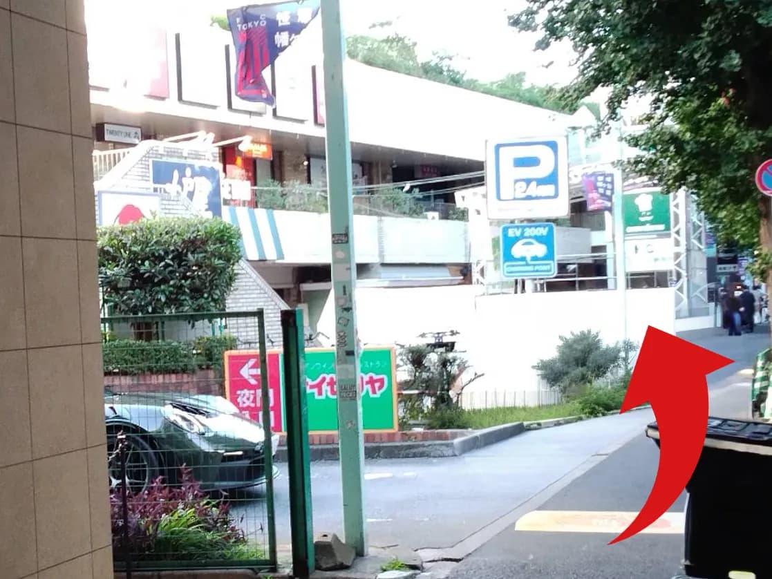 TWENTY ONE笹塚店への道順 3: 渡りましたら右手に