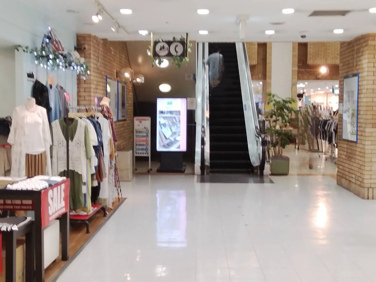 TWENTY ONE笹塚店への道順 6: エスカレーター正面