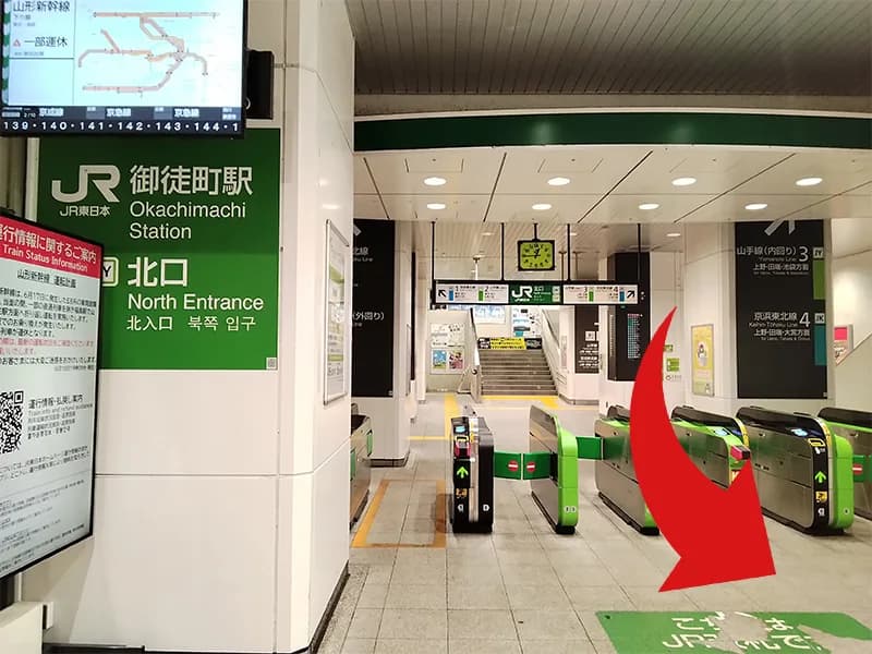 上野店への道順 1: 御徒町駅入口の写真