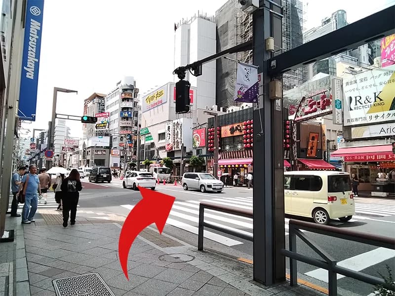 上野店への道順 4: 店まで横断歩道の写真