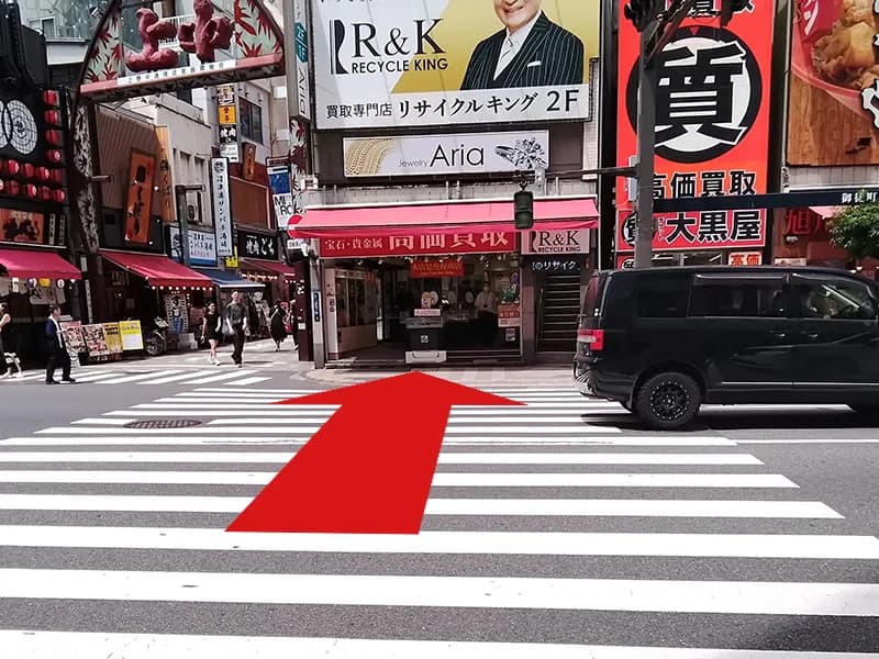 上野店への道順 5: 店に繋がる横断歩道店の写真