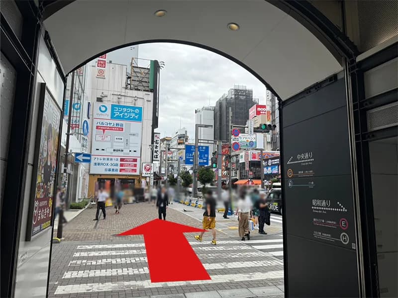 上野御徒町店への道順 2: 中央通りの写真