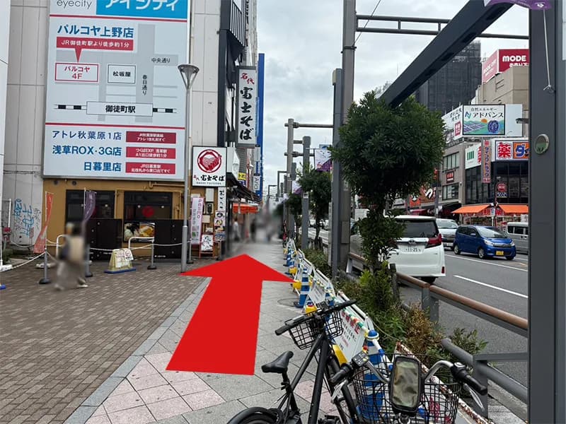 上野御徒町店への道順 3: 通路写真