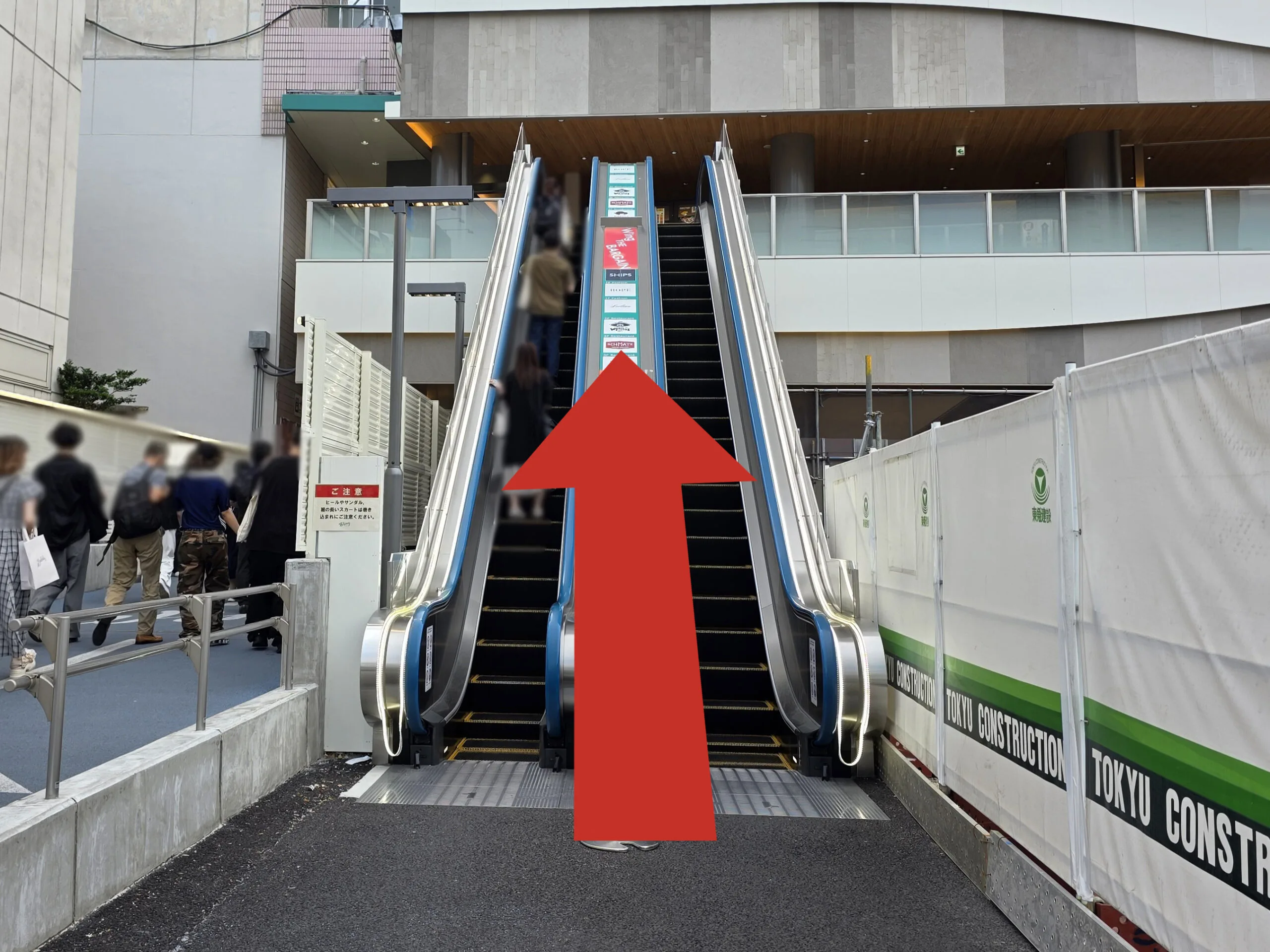 ウィング高輪店への道順 5: エスカレーター写真