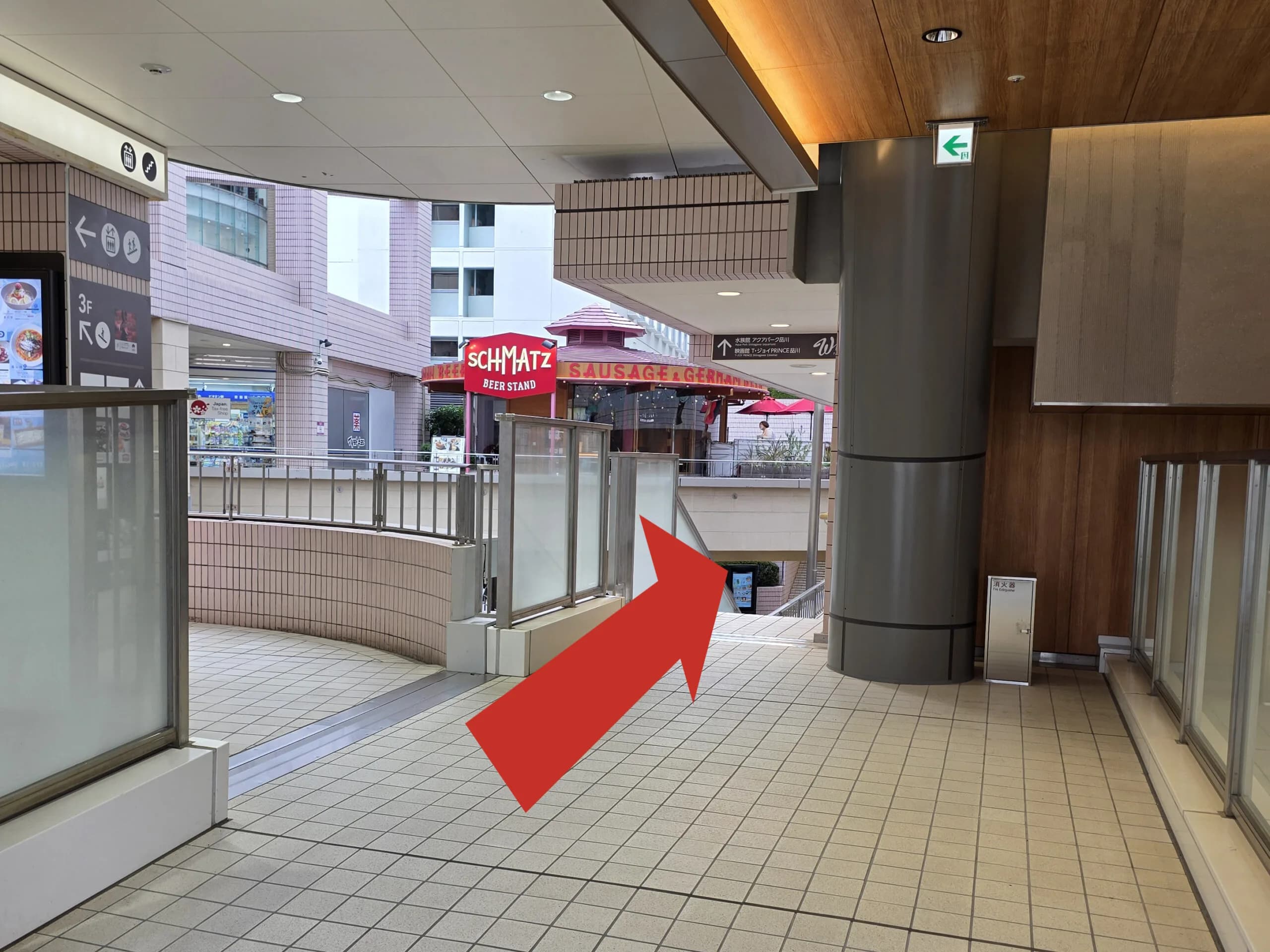 ウィング高輪店への道順 6: エスカレーター上写真