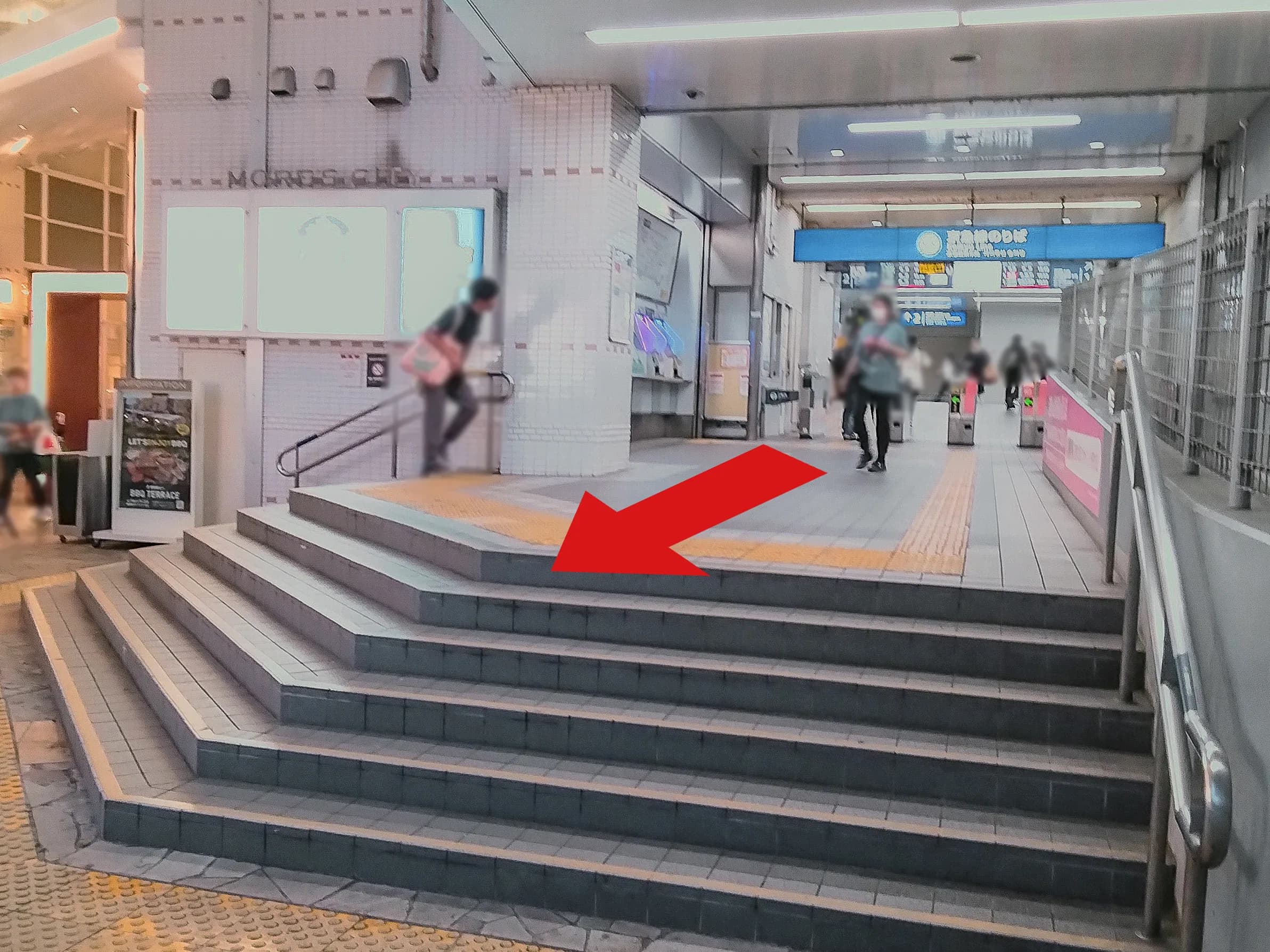 横須賀モアーズシティ店への道順 1: 横須賀中央駅改札写真
