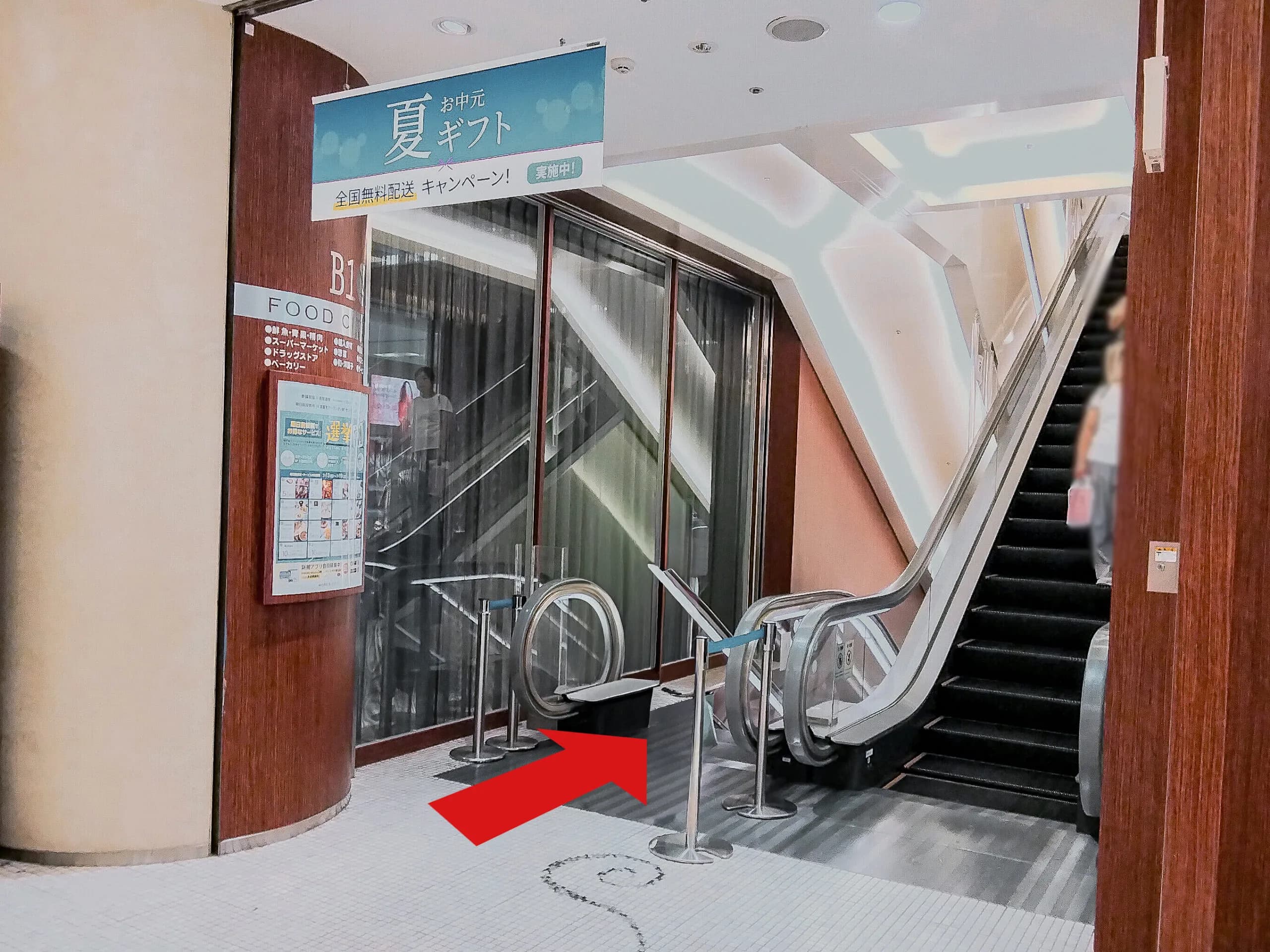 横須賀モアーズシティ店への道順 3: 1階エレベーター写真