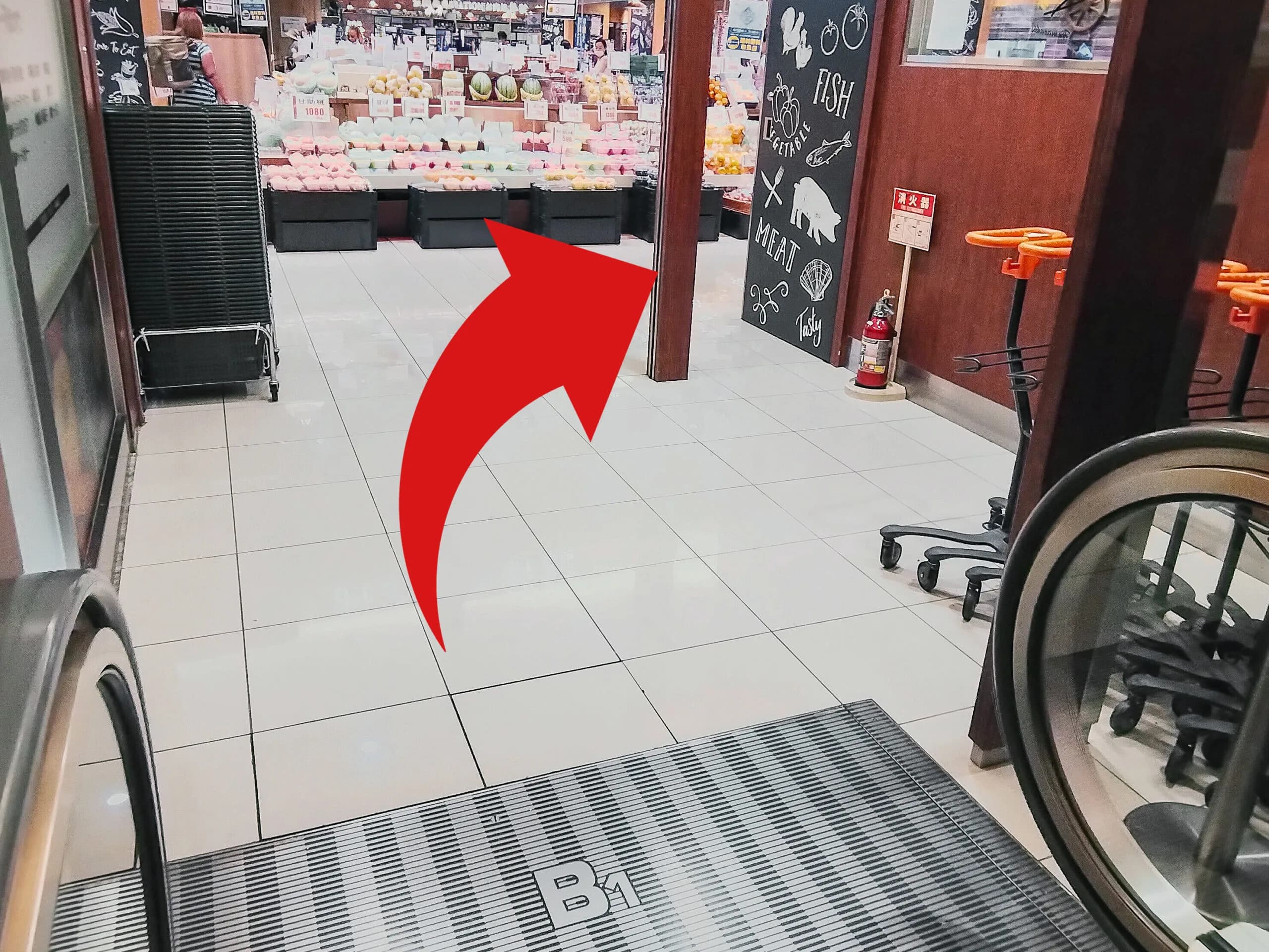 横須賀モアーズシティ店への道順 4: エレベーター降りた写真