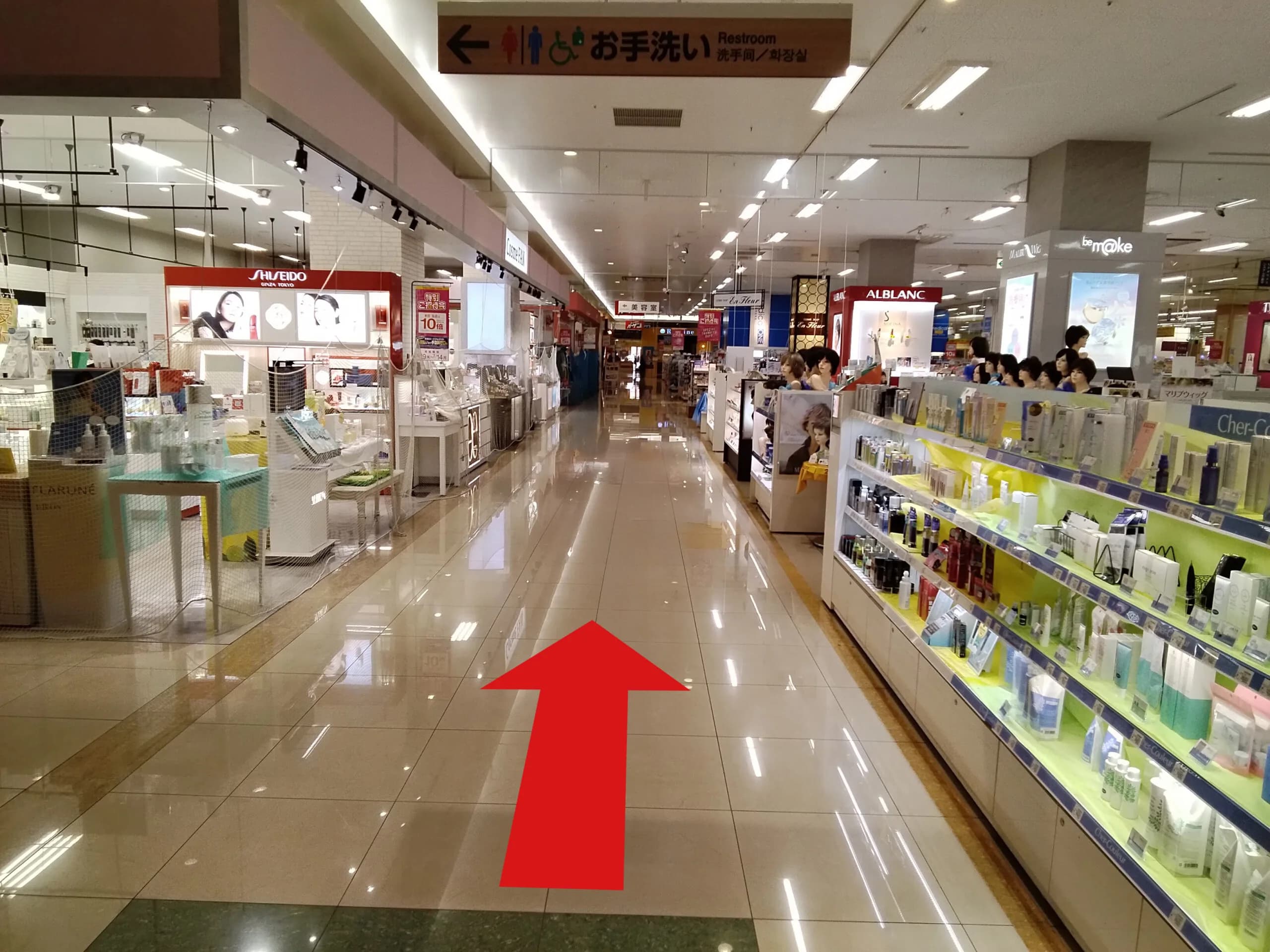ゆめタウン別府店への道順 4: 通路写真